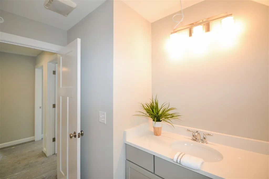 28 Landmark Hill Lane Kittery ME 03904