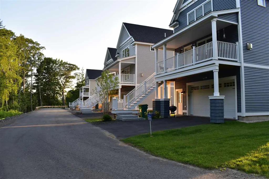 28 Landmark Hill Lane Kittery ME 03904