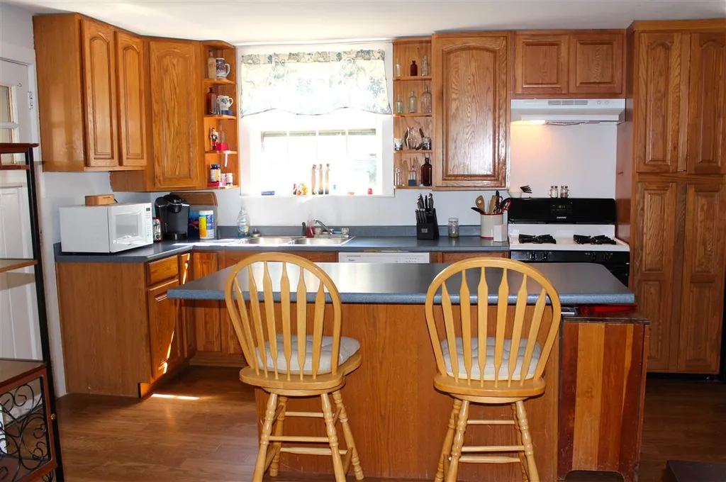 881/2 Bowers Street Nashua NH 03060