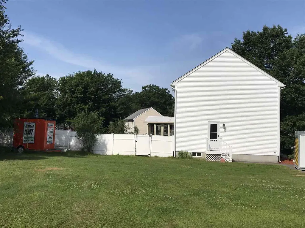 28 Peaslee Drive Pembroke NH 03275