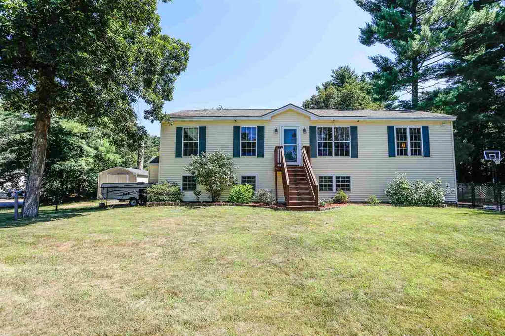 13 Mary Avenue Raymond NH 03077