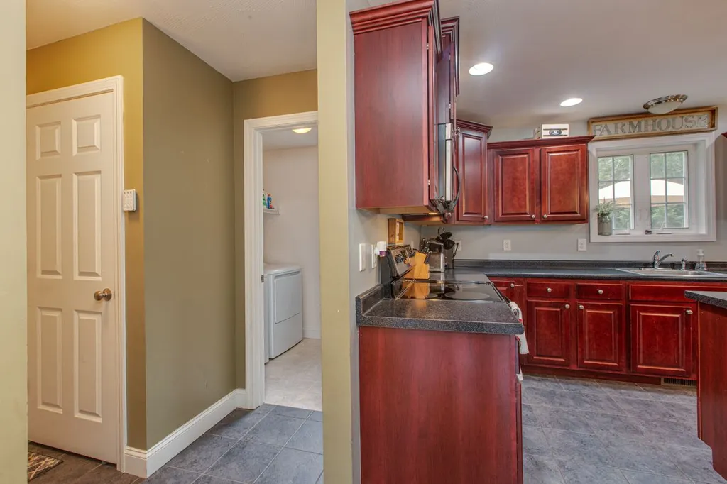 13 Pond Road Raymond NH 03077