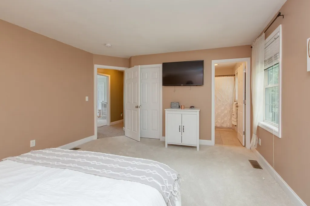 13 Pond Road Raymond NH 03077