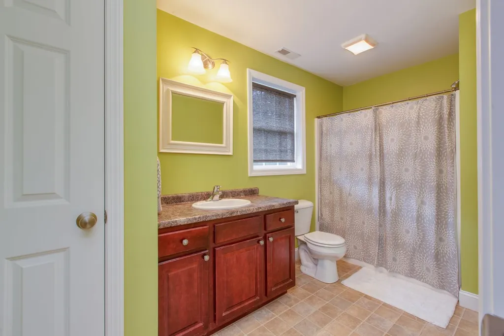13 Pond Road Raymond NH 03077