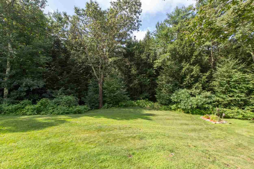 13 Pond Road Raymond NH 03077
