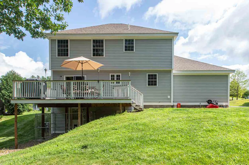 13 Pond Road Raymond NH 03077
