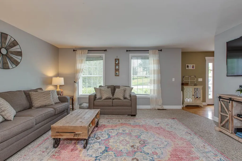 13 Pond Road Raymond NH 03077