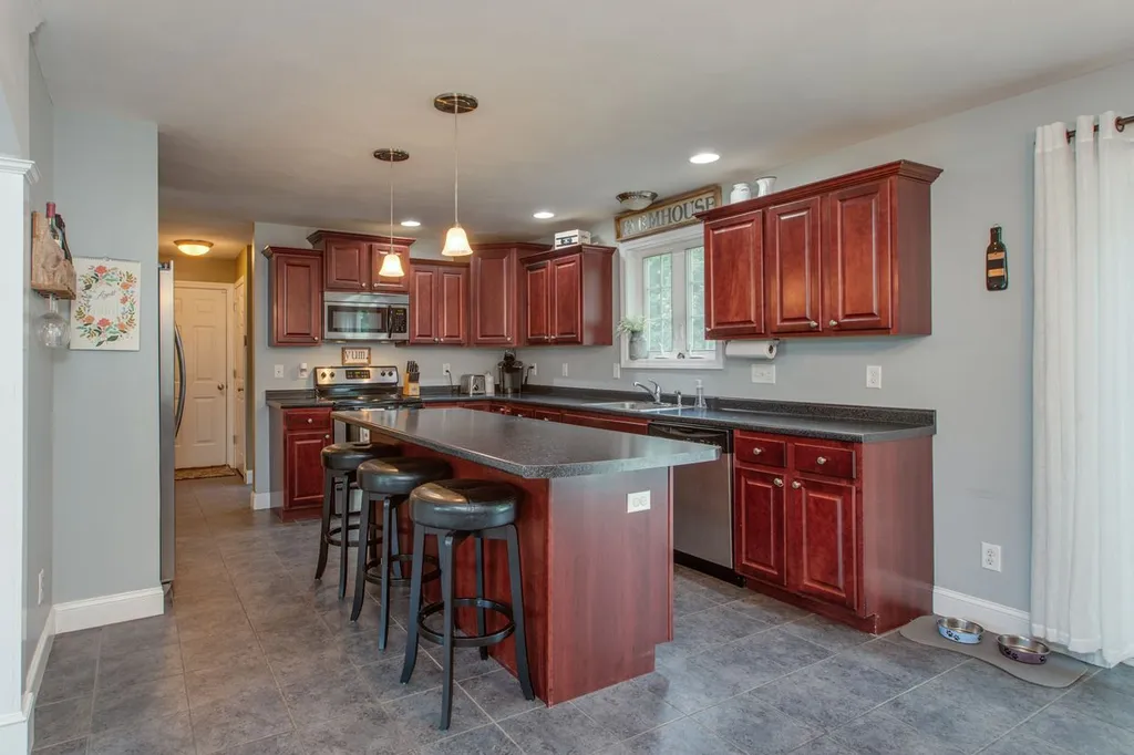 13 Pond Road Raymond NH 03077