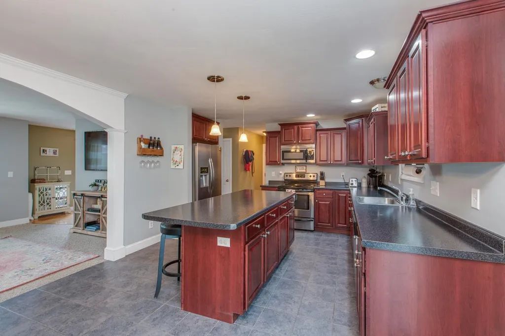 13 Pond Road Raymond NH 03077