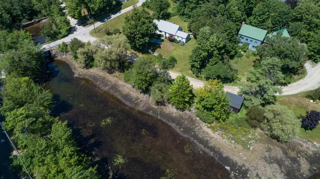 21 Goose Hole Road New London NH 03257