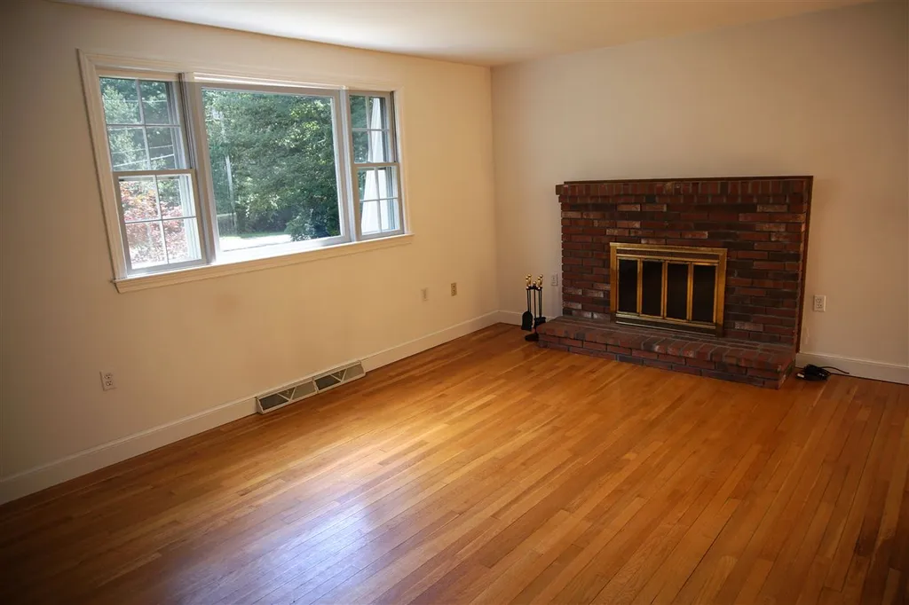 12 Westwood Drive Londonderry NH 03053