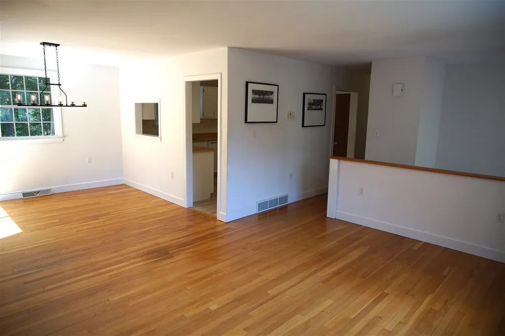 12 Westwood Drive Londonderry NH 03053