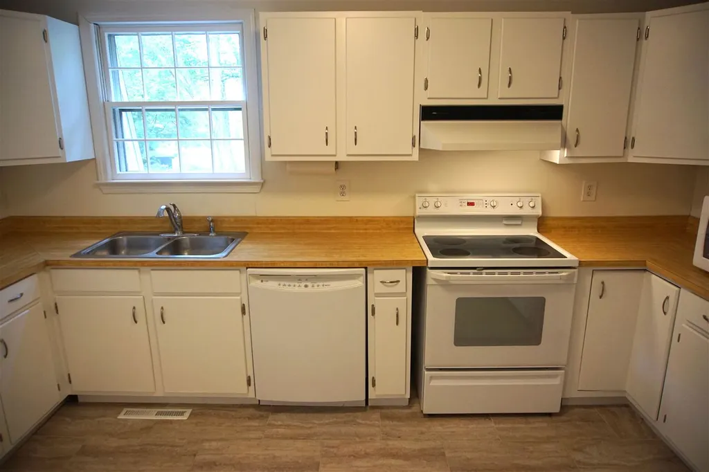 12 Westwood Drive Londonderry NH 03053