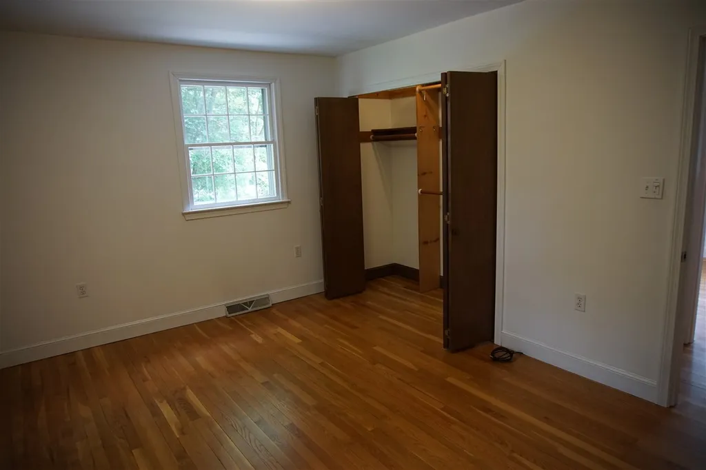 12 Westwood Drive Londonderry NH 03053