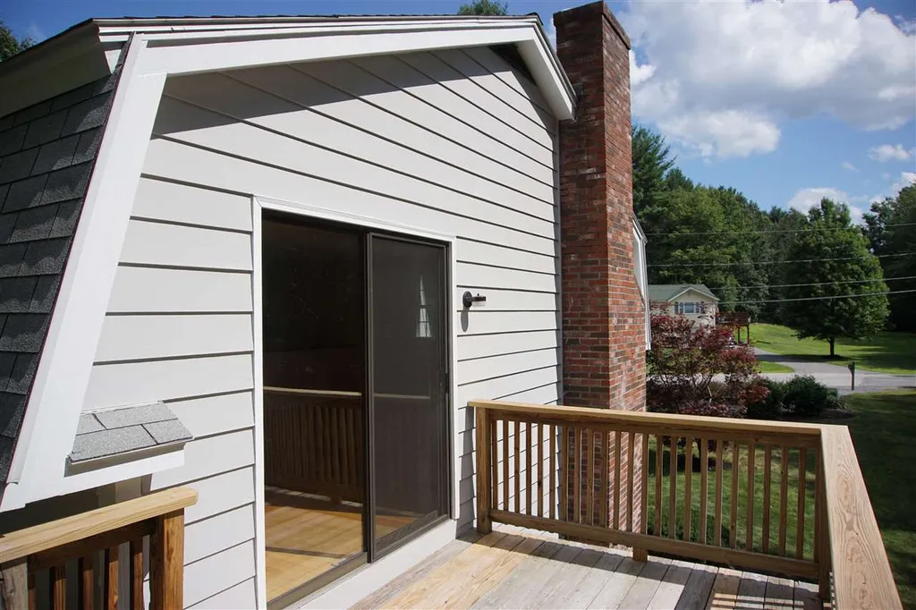 12 Westwood Drive Londonderry NH 03053