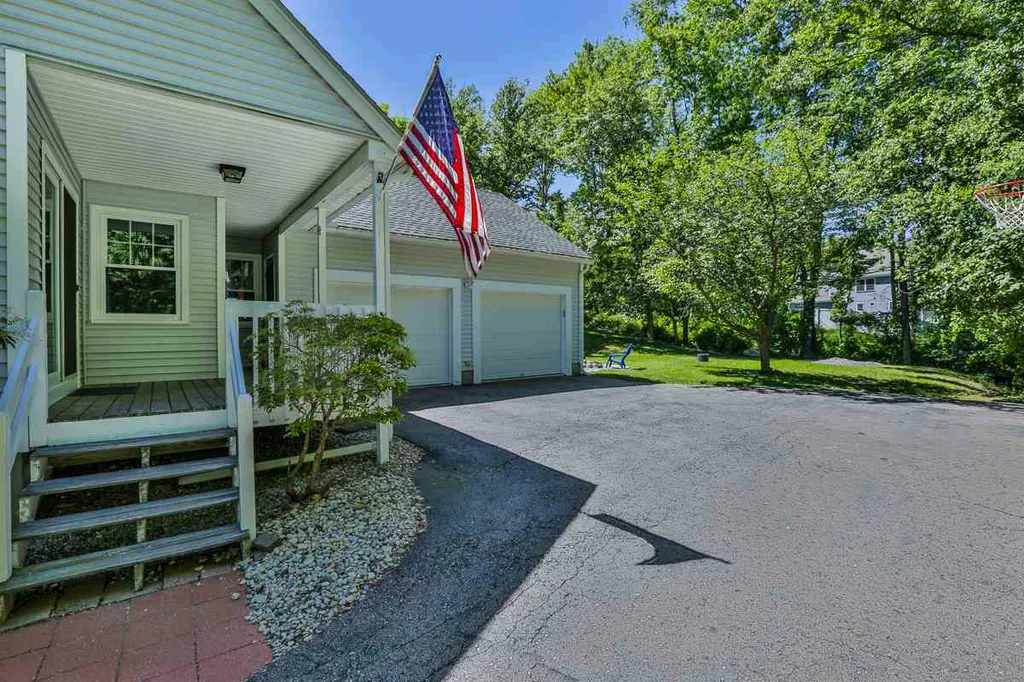 13 Hickory Lane Bedford NH 03110