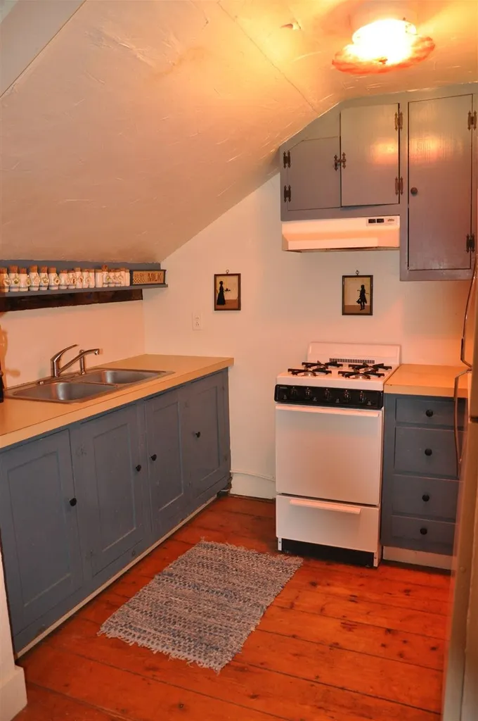 123 Borough Road Sunderland VT 05250
