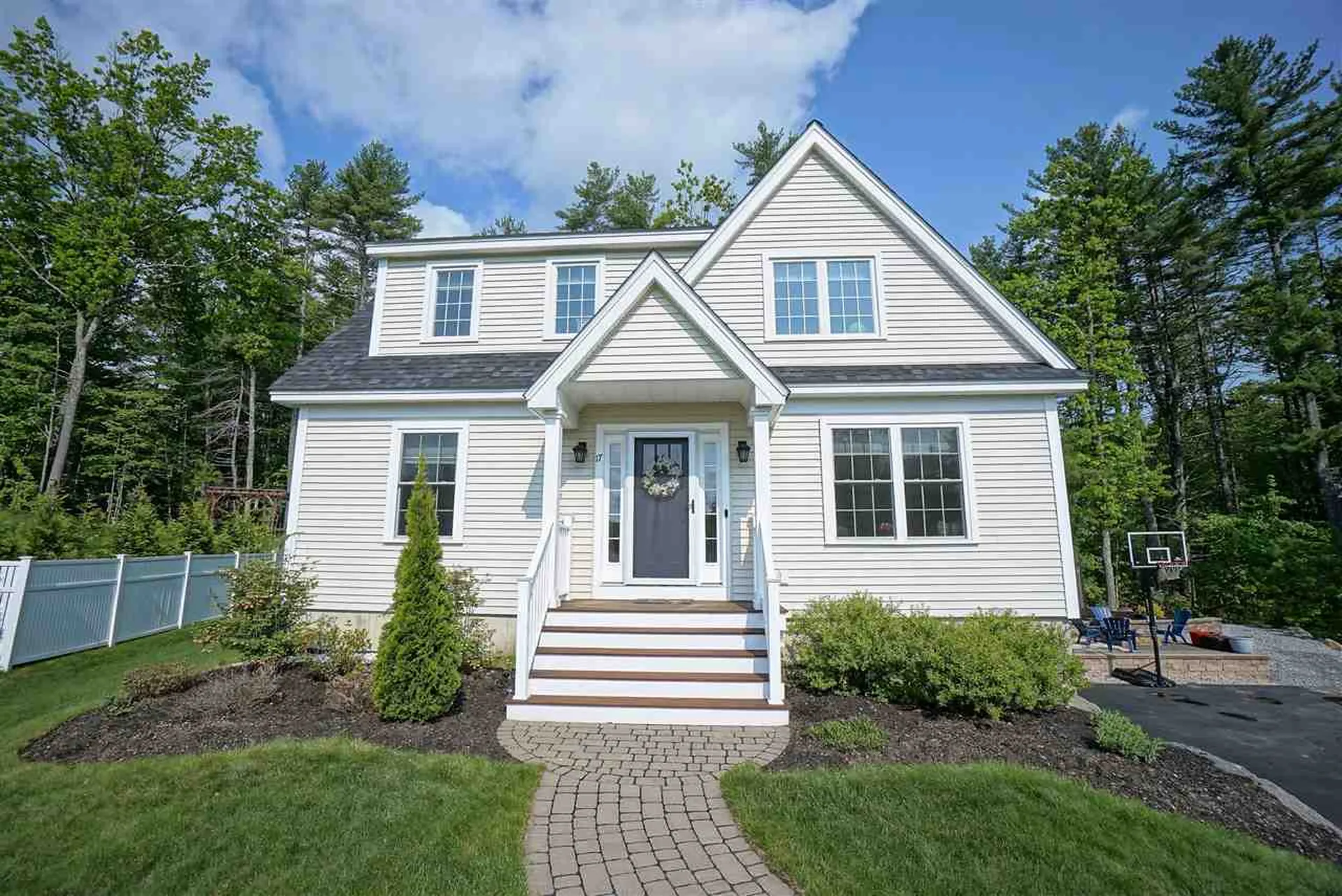 17 Iris Lane Londonderry NH 03053