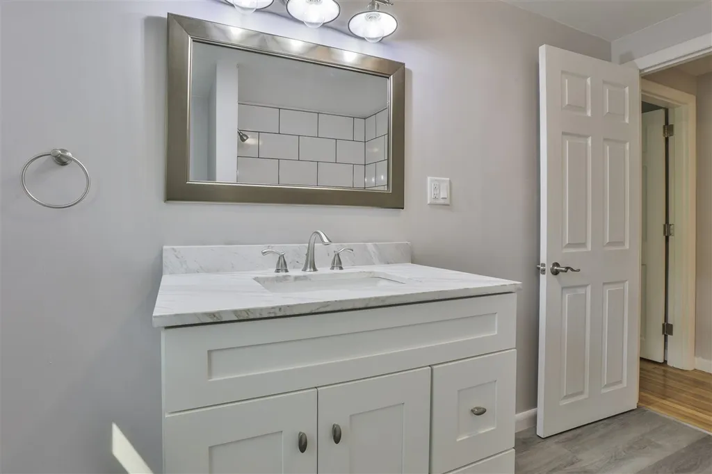 27 Berry Road Derry NH 03038