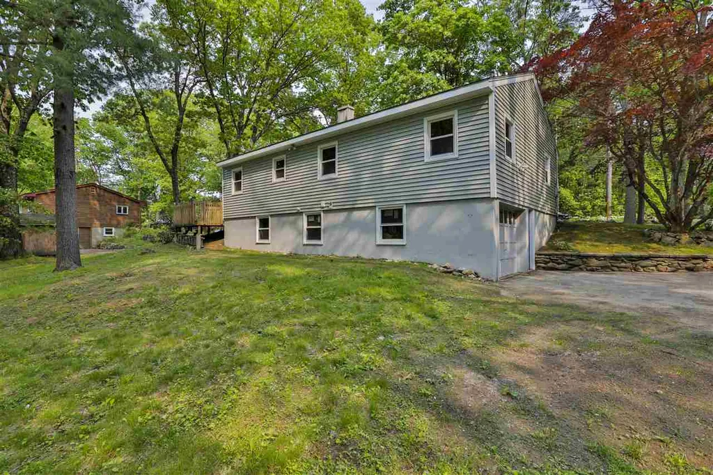 27 Berry Road Derry NH 03038