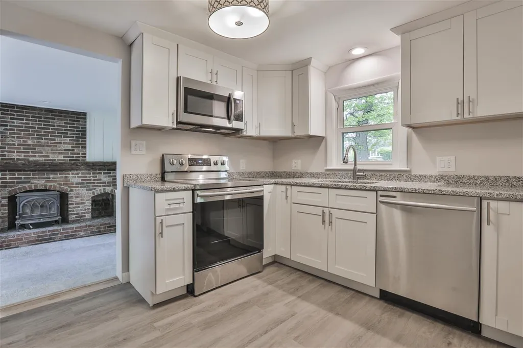 27 Berry Road Derry NH 03038