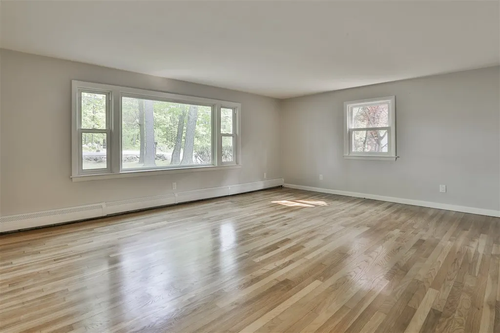 27 Berry Road Derry NH 03038