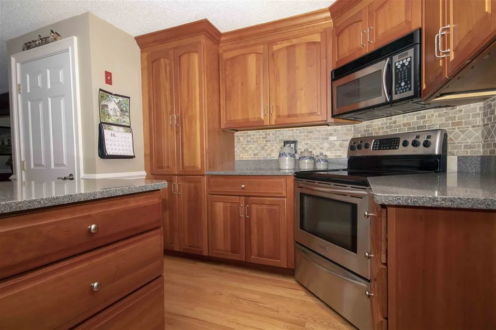 6 Grapevine Circle Londonderry NH 03053