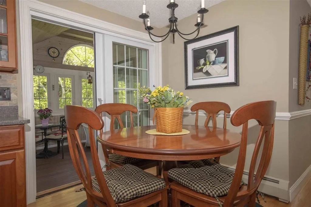 6 Grapevine Circle Londonderry NH 03053