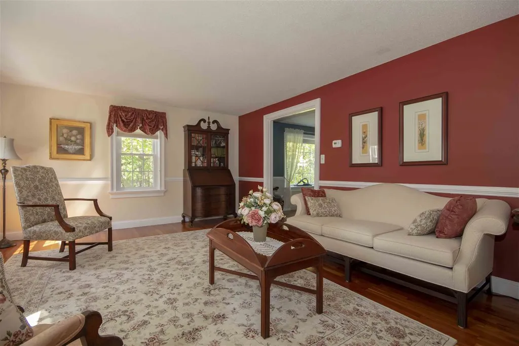 6 Grapevine Circle Londonderry NH 03053