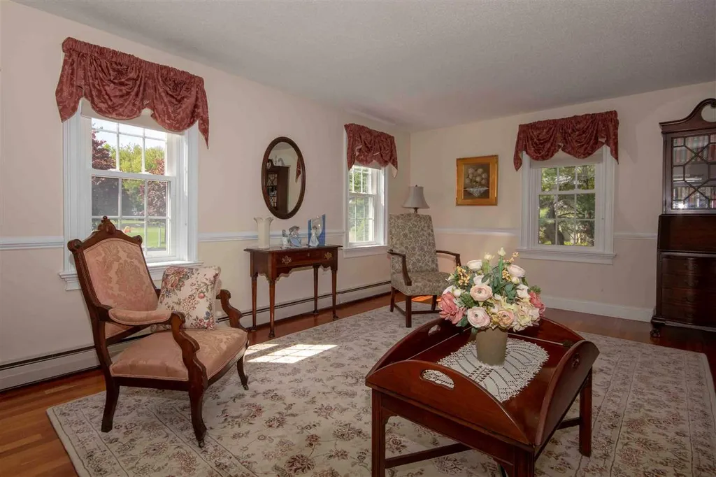 6 Grapevine Circle Londonderry NH 03053