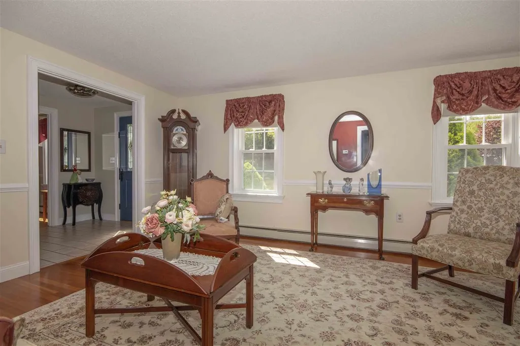 6 Grapevine Circle Londonderry NH 03053