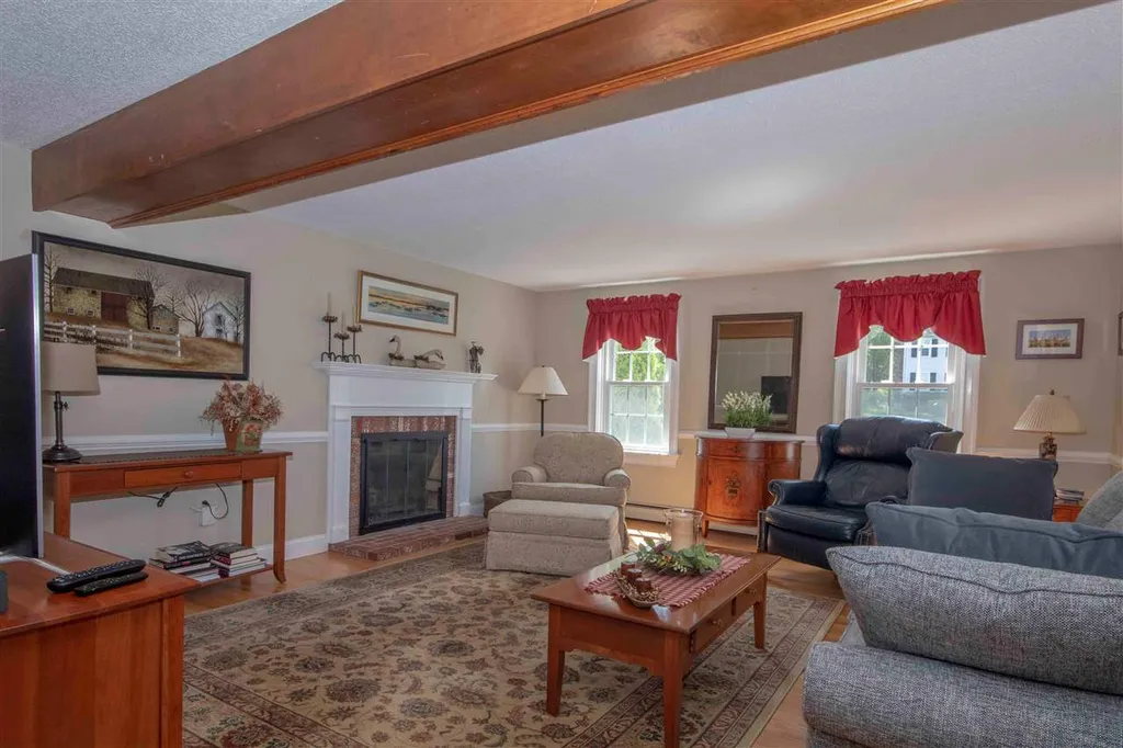 6 Grapevine Circle Londonderry NH 03053