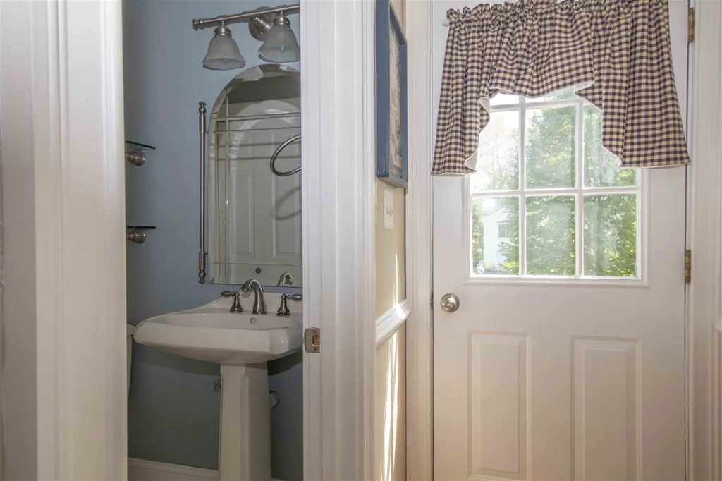 6 Grapevine Circle Londonderry NH 03053