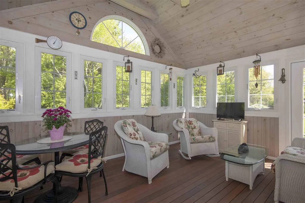 6 Grapevine Circle Londonderry NH 03053