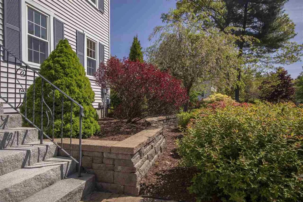 6 Grapevine Circle Londonderry NH 03053