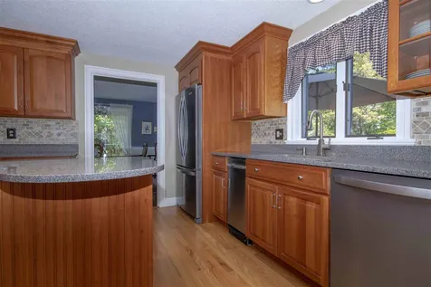 6 Grapevine Circle Londonderry NH 03053