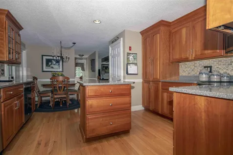 6 Grapevine Circle Londonderry NH 03053