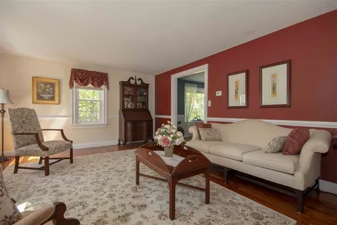 6 Grapevine Circle Londonderry NH 03053