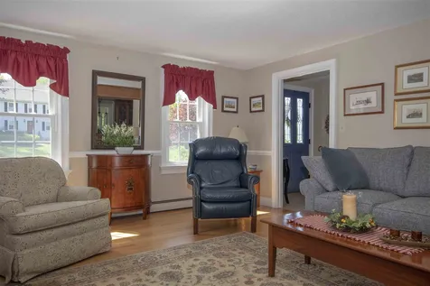 6 Grapevine Circle Londonderry NH 03053
