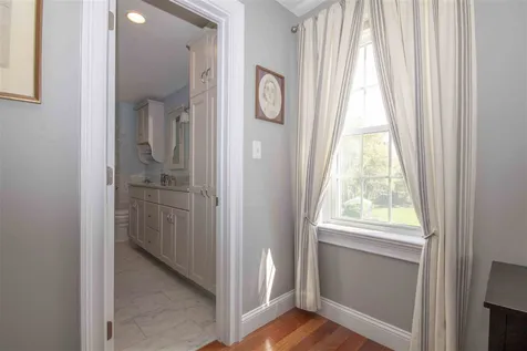 6 Grapevine Circle Londonderry NH 03053