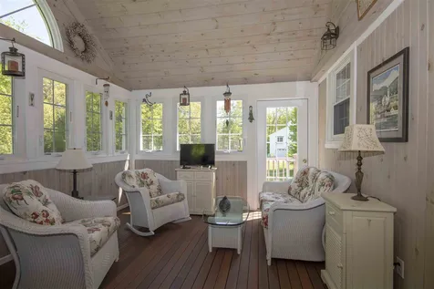 6 Grapevine Circle Londonderry NH 03053