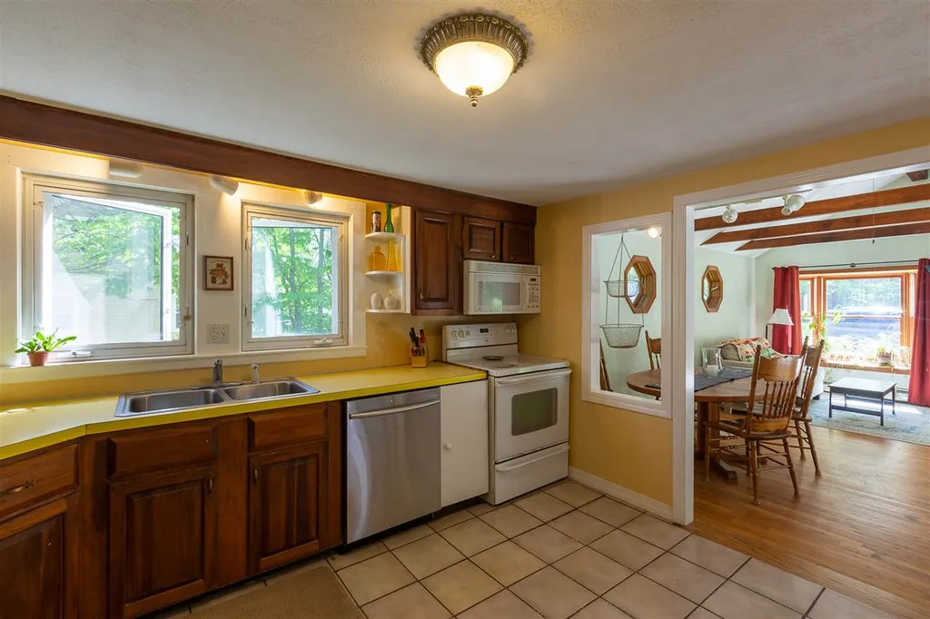 9 Cove Road East Kingston NH 03827
