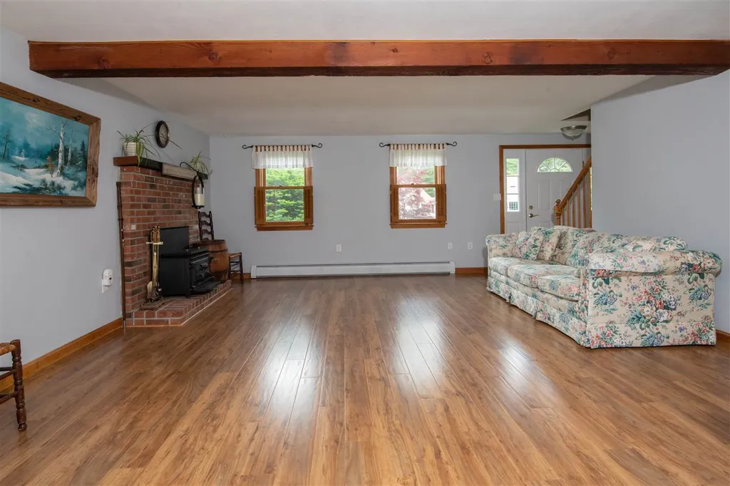 3 William Drive Londonderry NH 03053
