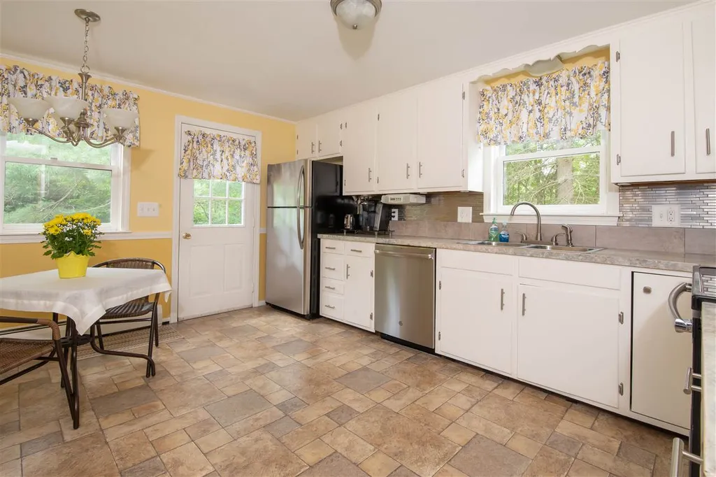 3 William Drive Londonderry NH 03053