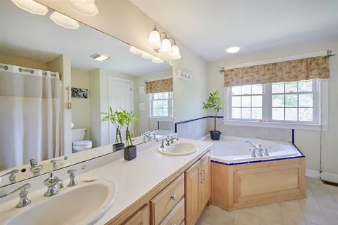 15 Playhouse Circle Hampton NH 03842