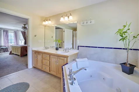 15 Playhouse Circle Hampton NH 03842