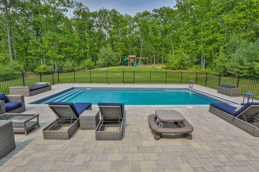 40 Burnham Road Windham NH 03087