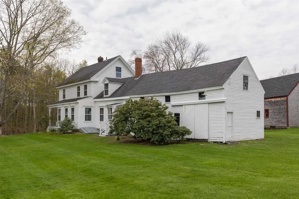 44 North Road Kensington NH 03833