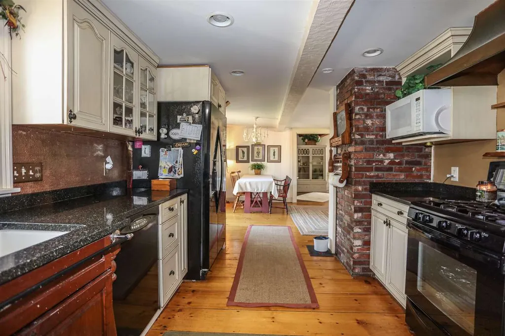210 Daniel Plummer Road Goffstown NH 03045