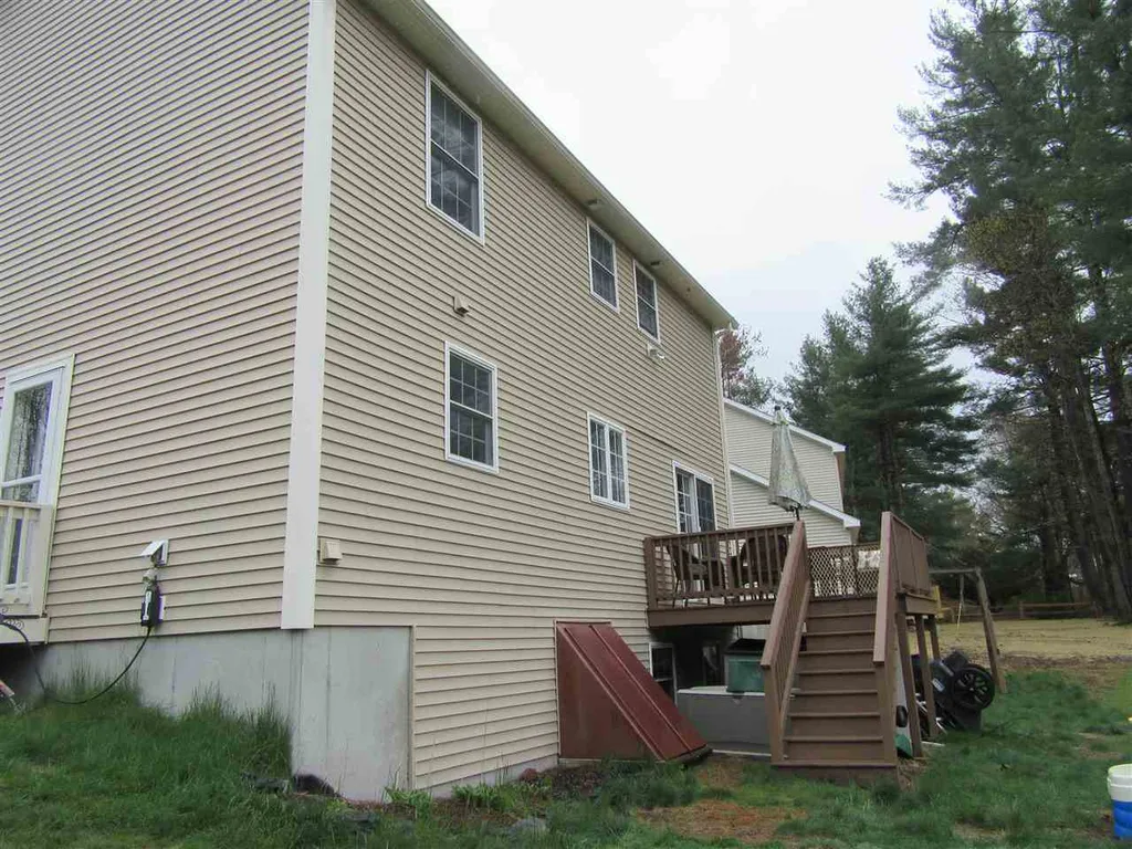 17 Hiltons Lane Rochester NH 03868